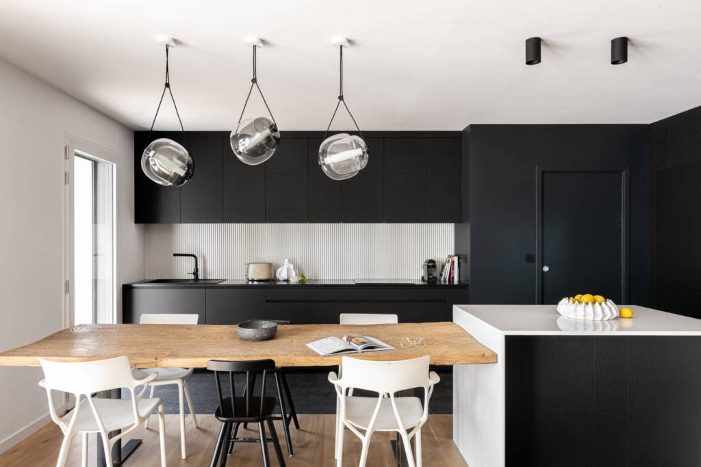 Cuisine contemporaine noire avec îlot central par Anne Solenn Cherat Décoratrice UFDI sur Lorient, Vannes, Pontivy.