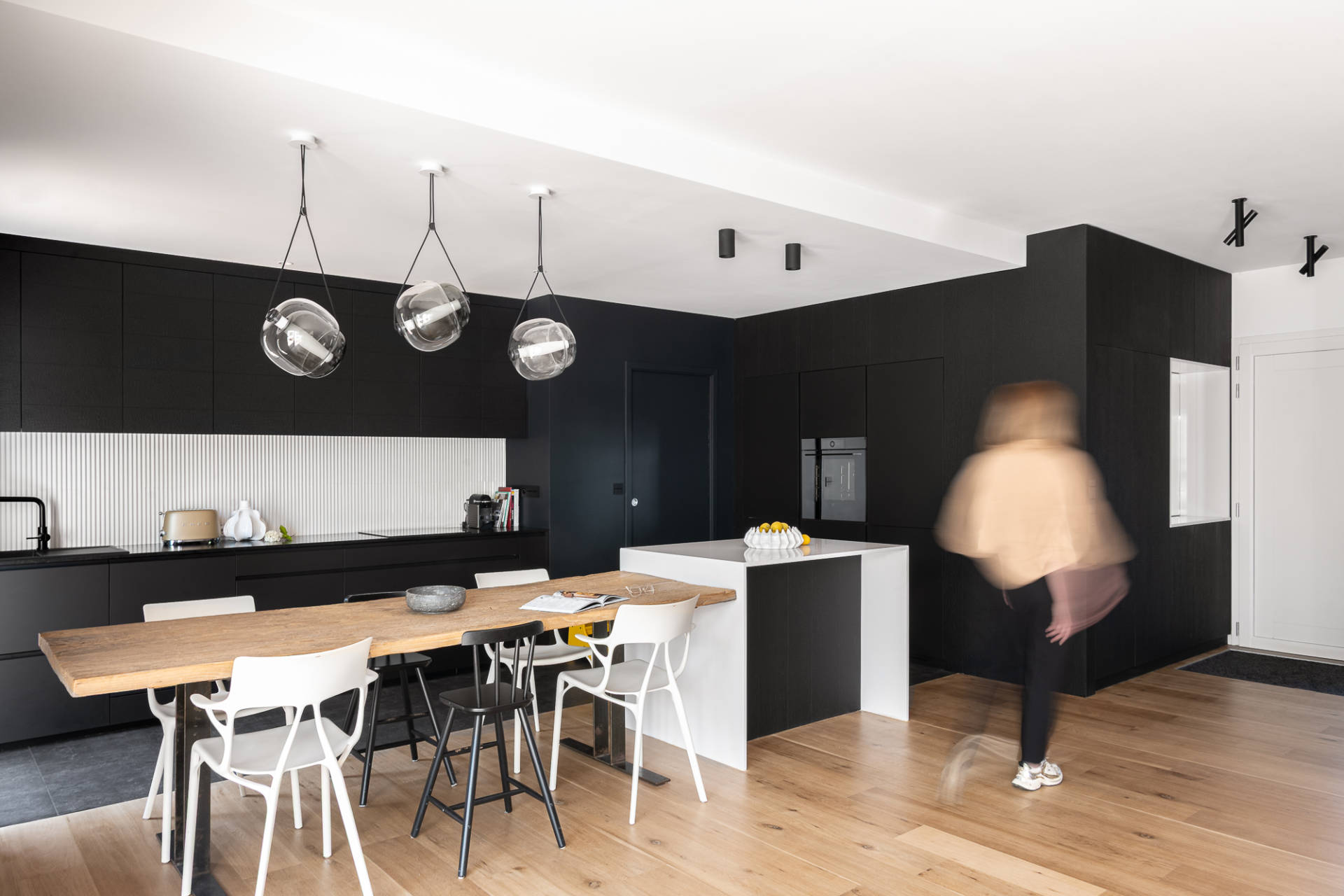 Cuisine contemporaine noire avec îlot central par Anne Solenn Cherat Décoratrice UFDI sur Lorient, Vannes, Pontivy.