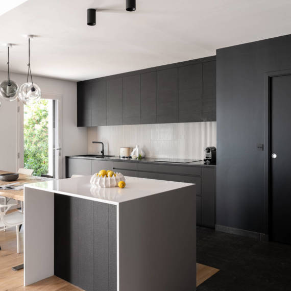 Cuisine contemporaine noire avec îlot central par Anne Solenn Cherat Décoratrice UFDI sur Lorient, Vannes, Pontivy.