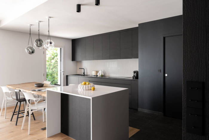 Cuisine contemporaine noire avec îlot central par Anne Solenn Cherat Décoratrice UFDI sur Lorient, Vannes, Pontivy.