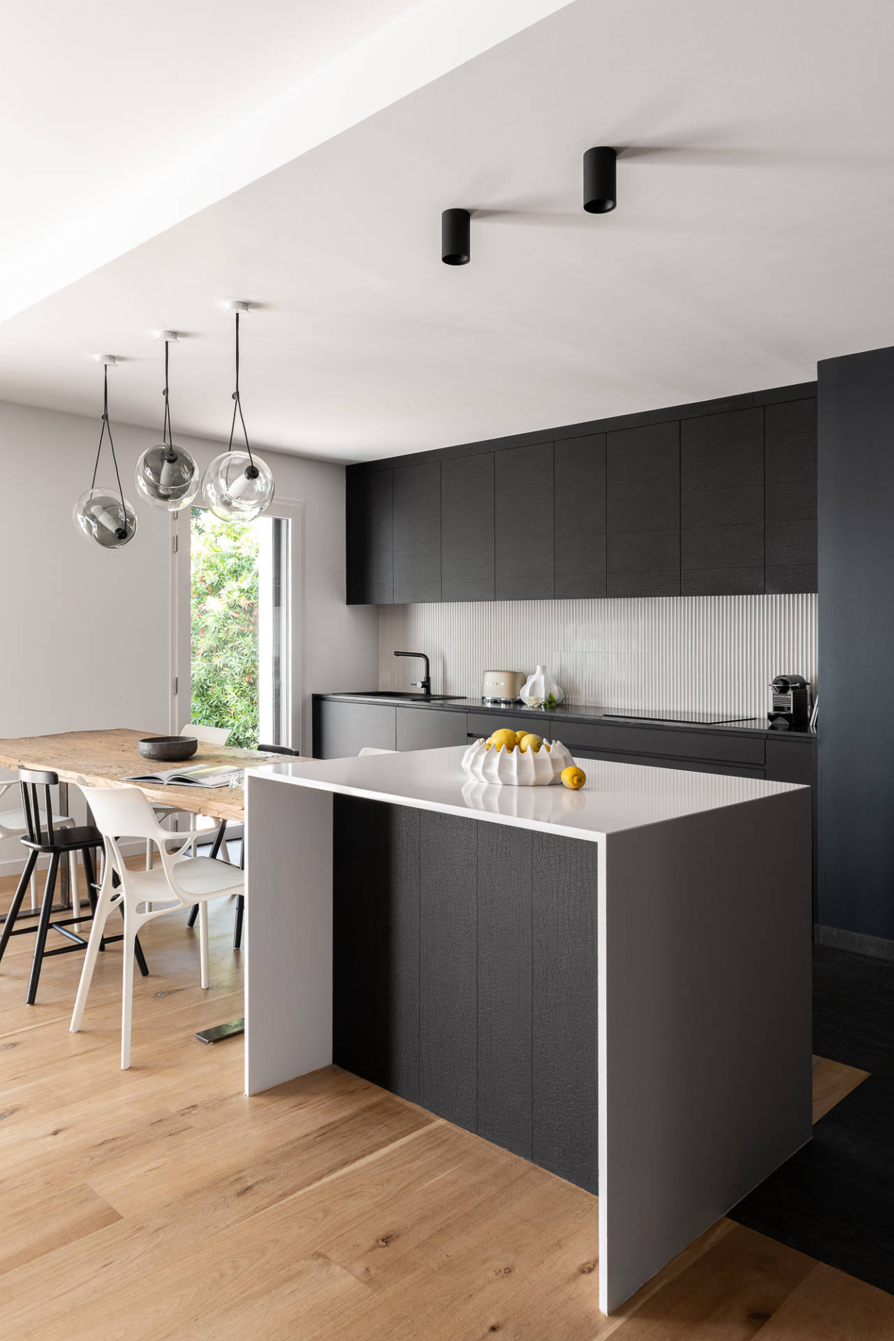 Cuisine contemporaine noire avec îlot central par Anne Solenn Cherat Décoratrice UFDI sur Lorient, Vannes, Pontivy.