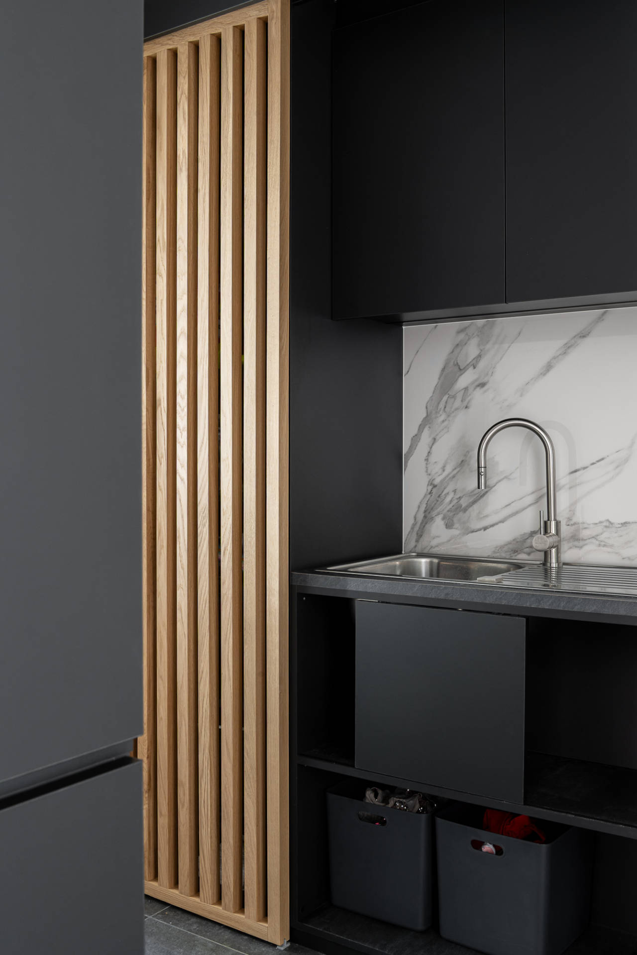 Cuisine contemporaine noire avec îlot central par Anne Solenn Cherat Décoratrice UFDI sur Lorient, Vannes, Pontivy.