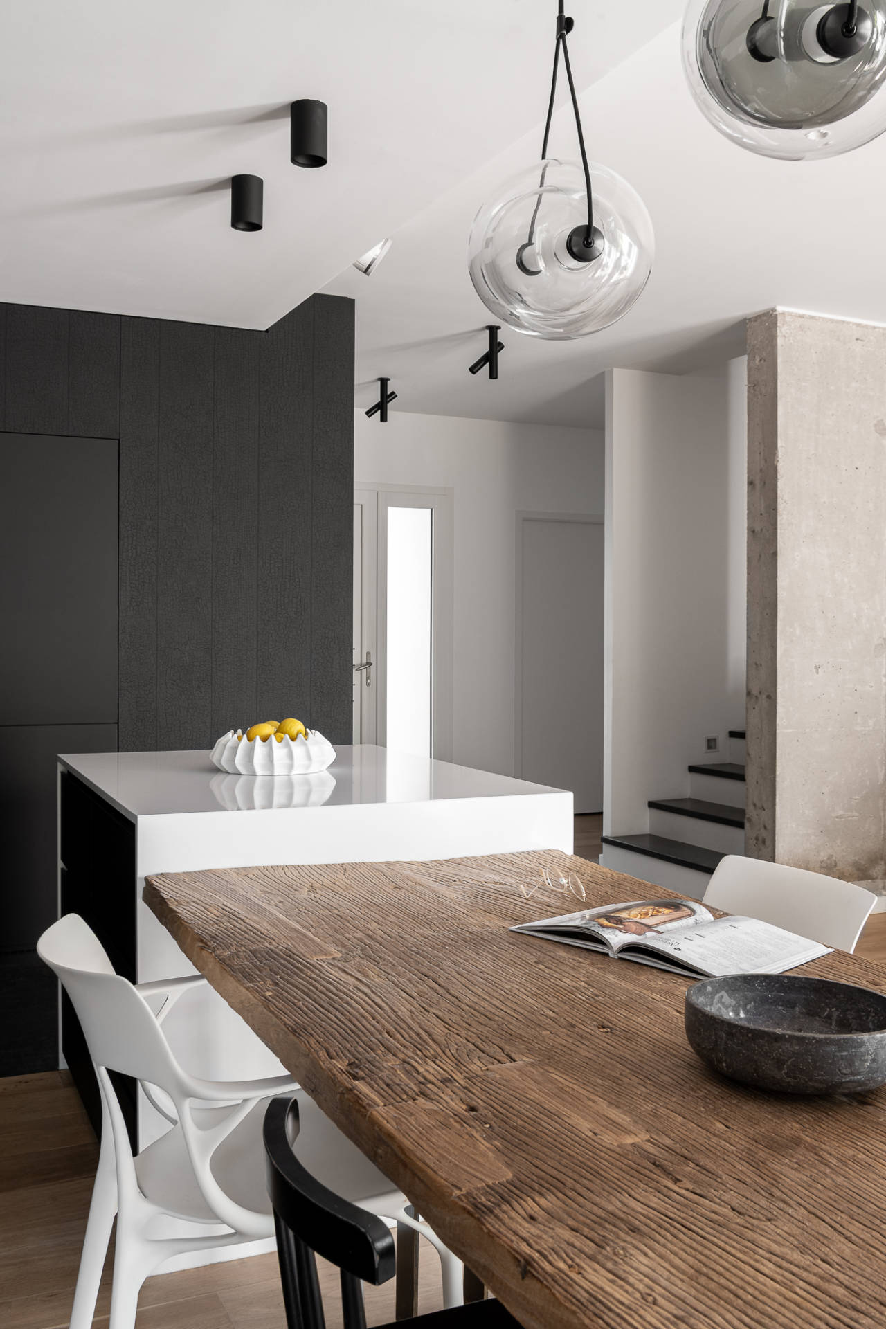 Cuisine contemporaine noire avec îlot central par Anne Solenn Cherat Décoratrice UFDI sur Lorient, Vannes, Pontivy.