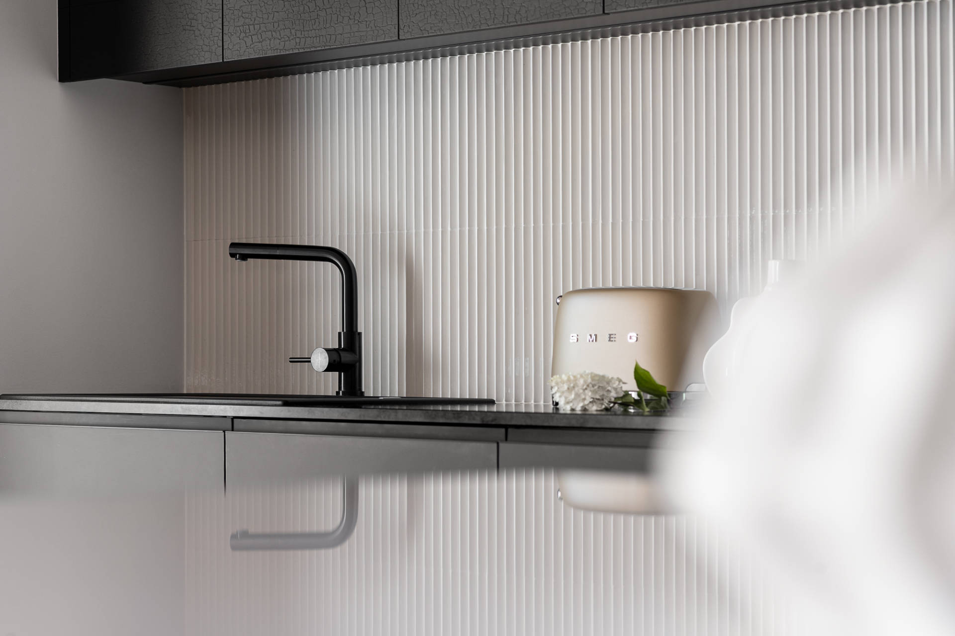 Cuisine contemporaine noire avec îlot central par Anne Solenn Cherat Décoratrice UFDI sur Lorient, Vannes, Pontivy.