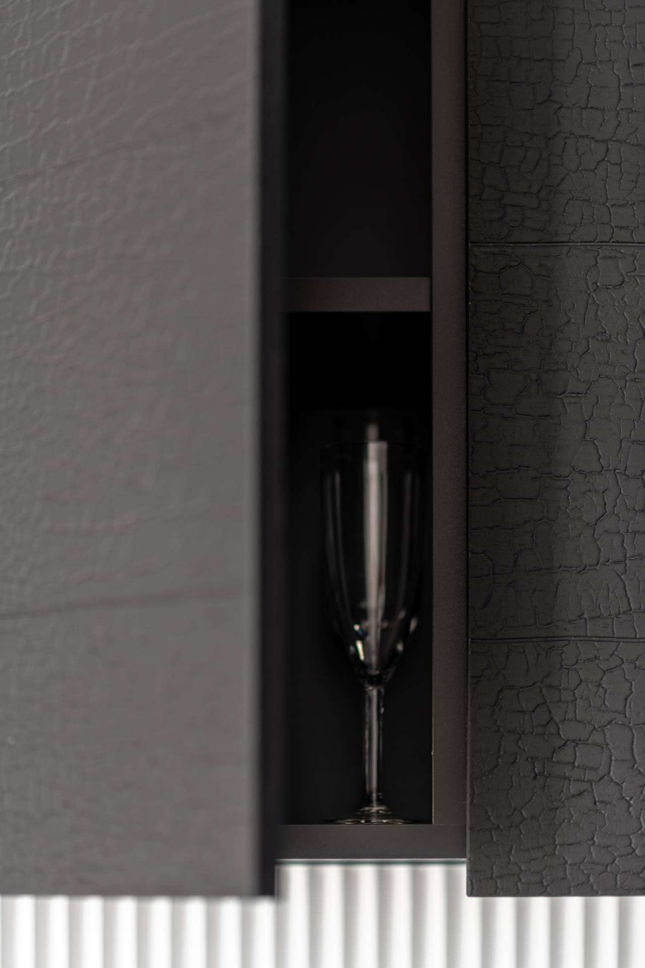 Cuisine contemporaine noire avec îlot central par Anne Solenn Cherat Décoratrice UFDI sur Lorient, Vannes, Pontivy.