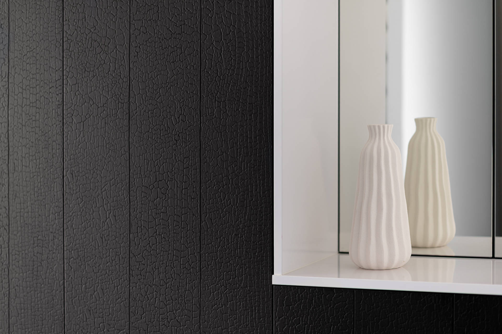 Cuisine contemporaine noire avec îlot central par Anne Solenn Cherat Décoratrice UFDI sur Lorient, Vannes, 56.