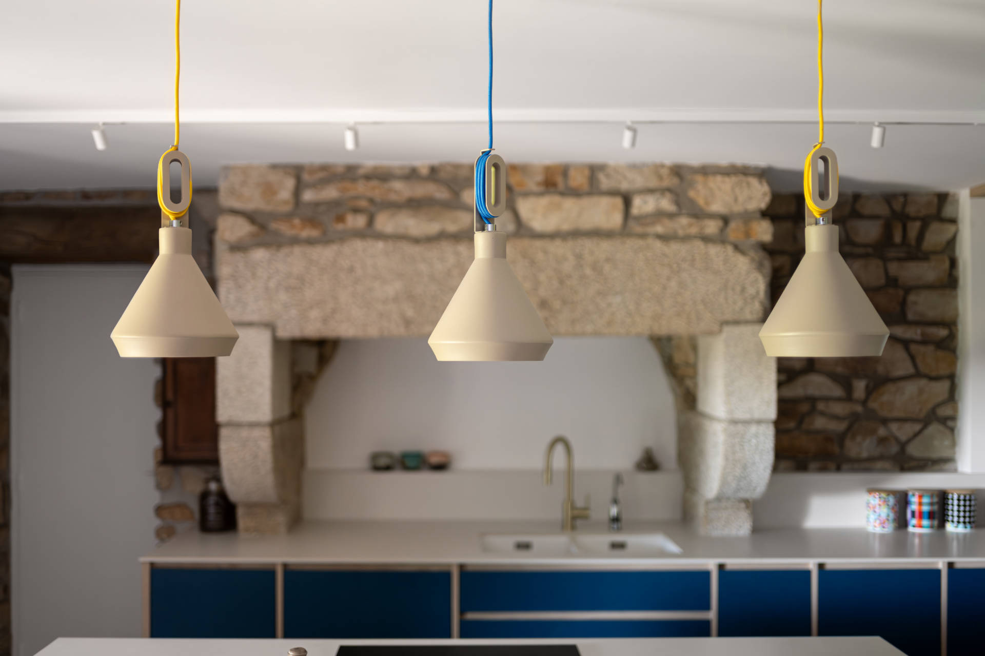 Cuisine contemporaine sur mesure à Guidel – îlot central, banquette intégrée et rénovation intérieure par Anne-Solenn Cherat, décoratrice UFDI dans le Morbihan.