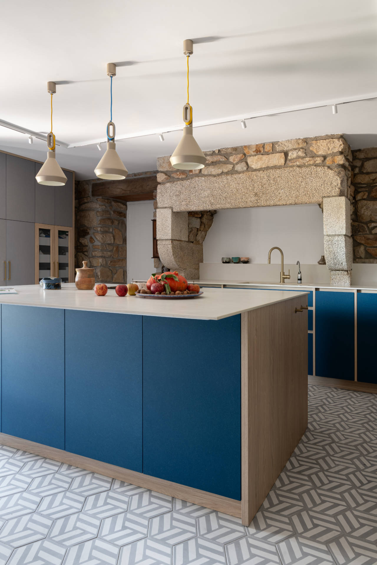 Cuisine contemporaine sur mesure à Guidel – îlot central, banquette intégrée et rénovation intérieure par Anne-Solenn Cherat, décoratrice UFDI dans le Morbihan.