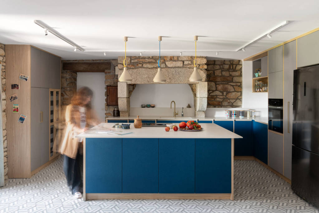Cuisine contemporaine sur mesure à Guidel – îlot central, banquette intégrée et rénovation intérieure par Anne-Solenn Cherat, décoratrice UFDI dans le Morbihan.