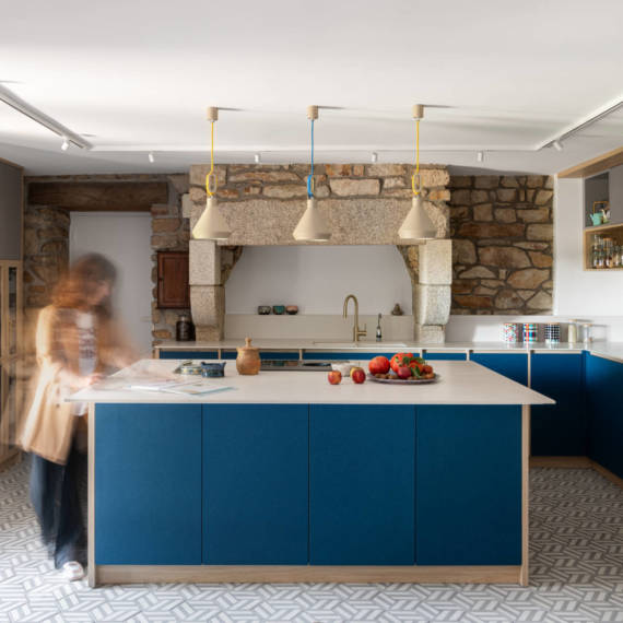 Cuisine contemporaine sur mesure à Guidel – îlot central, banquette intégrée et rénovation intérieure par Anne-Solenn Cherat, décoratrice UFDI dans le Morbihan.