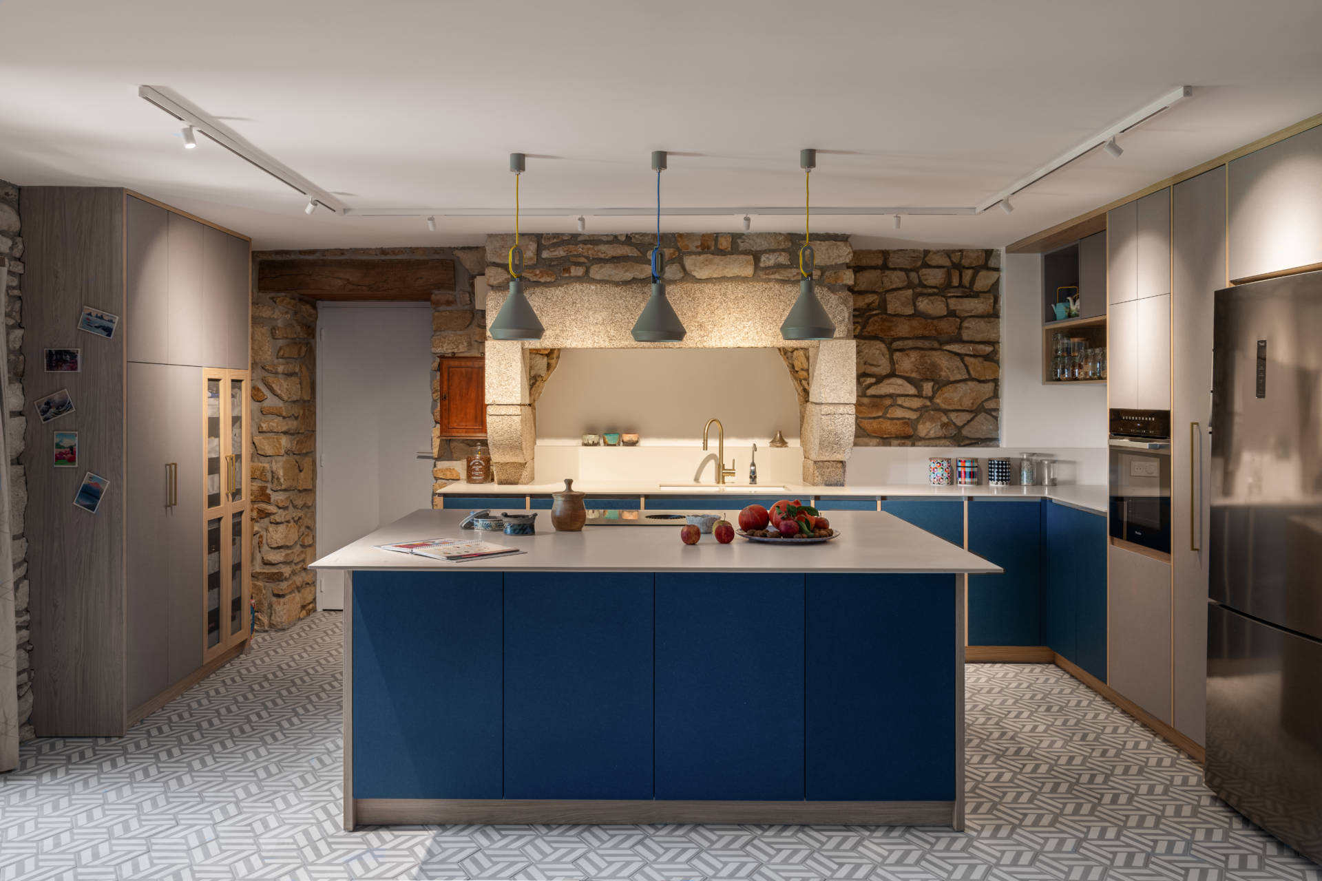 Cuisine contemporaine sur mesure à Guidel – îlot central, banquette intégrée et rénovation intérieure par Anne-Solenn Cherat, décoratrice UFDI dans le Morbihan.