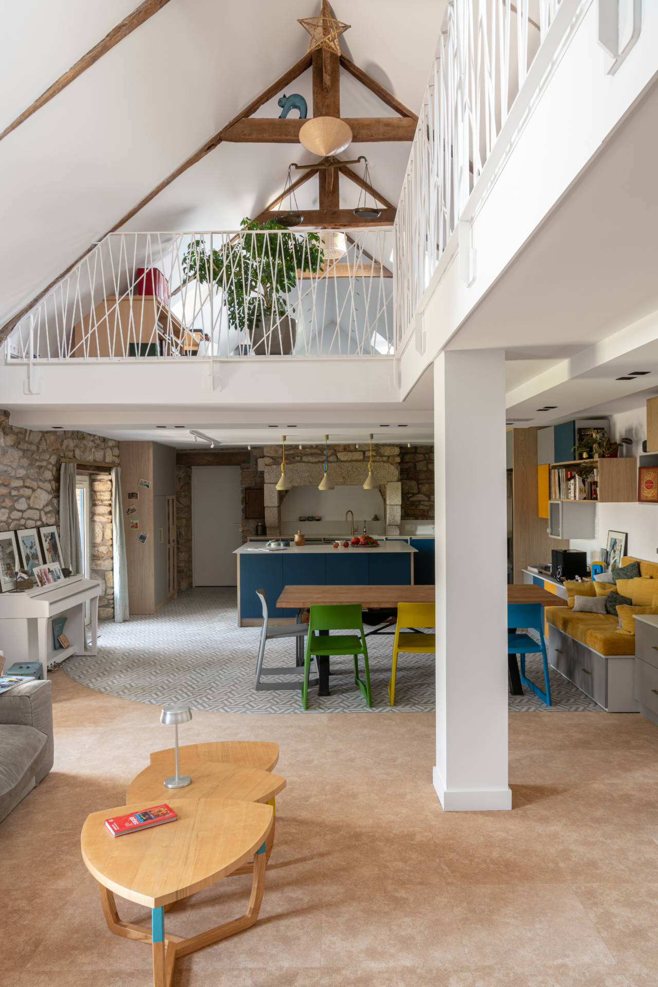 Cuisine contemporaine sur mesure à Guidel – îlot central, banquette intégrée et rénovation intérieure par Anne-Solenn Cherat, décoratrice UFDI dans le Morbihan.