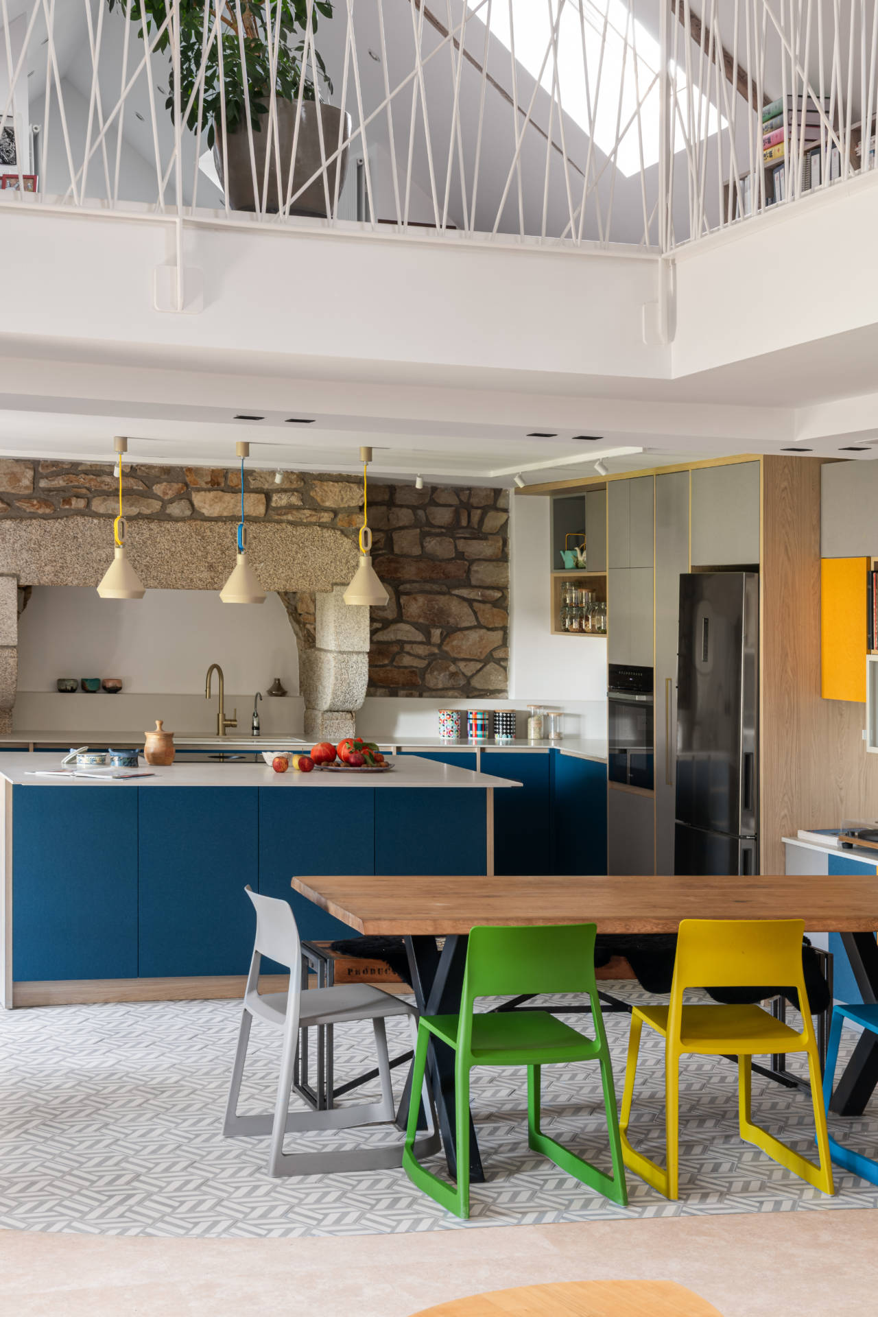 Cuisine contemporaine sur mesure à Guidel – îlot central, banquette intégrée et rénovation intérieure par Anne-Solenn Cherat, décoratrice UFDI dans le Morbihan.