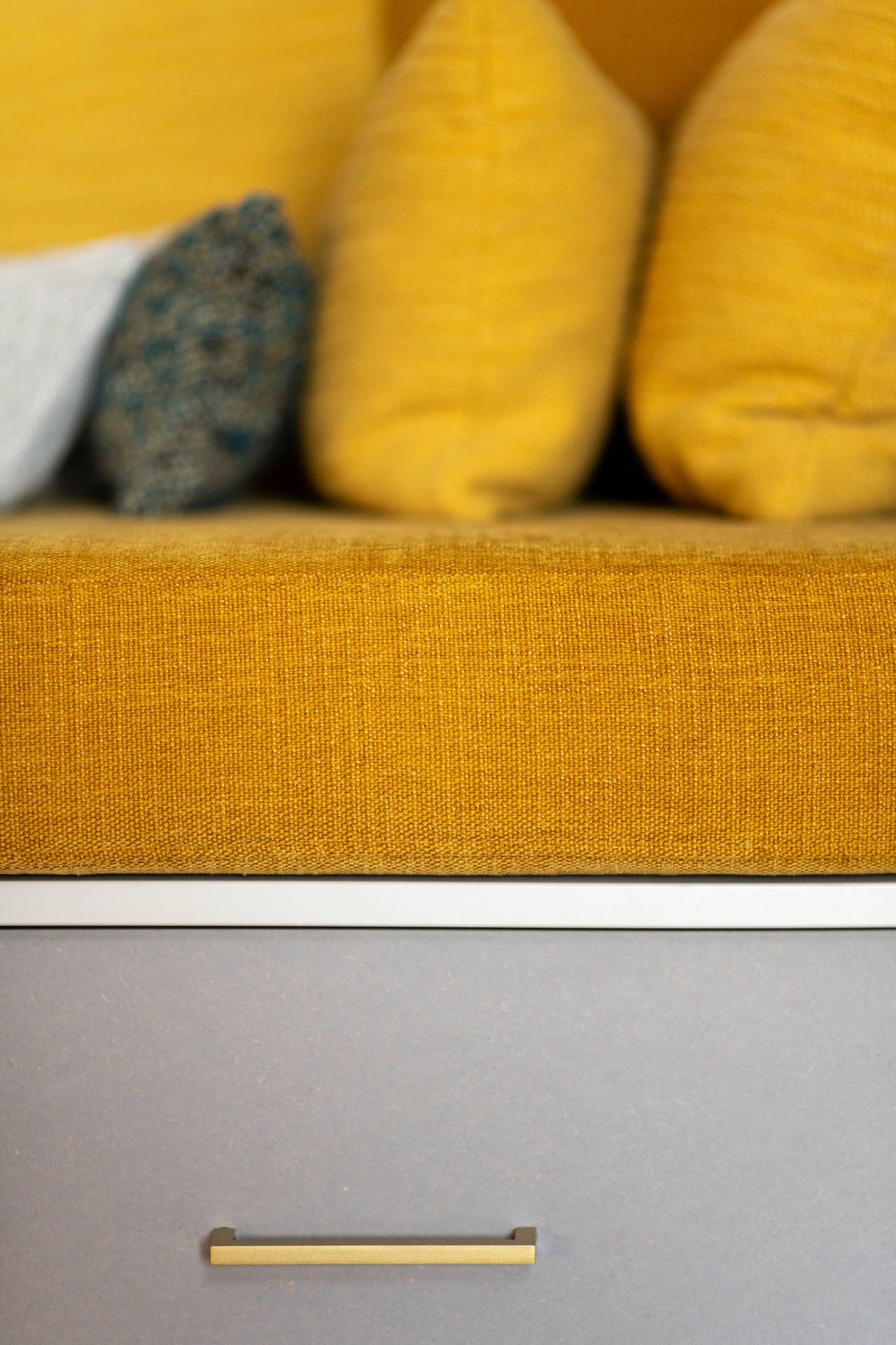 Cuisine contemporaine sur mesure à Guidel – îlot central, banquette intégrée et rénovation intérieure par Anne-Solenn Cherat, décoratrice UFDI dans le Morbihan.