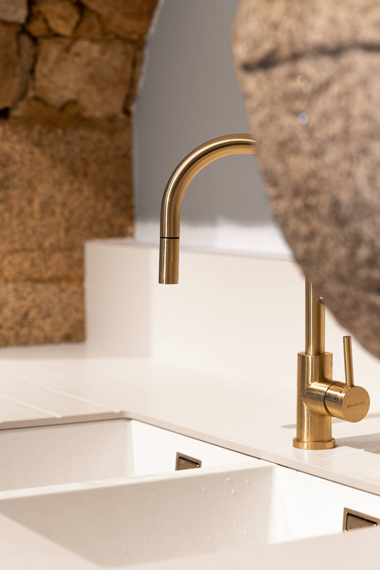 Cuisine contemporaine sur mesure à Guidel – îlot central, banquette intégrée et rénovation intérieure par Anne-Solenn Cherat, décoratrice UFDI dans le Morbihan.