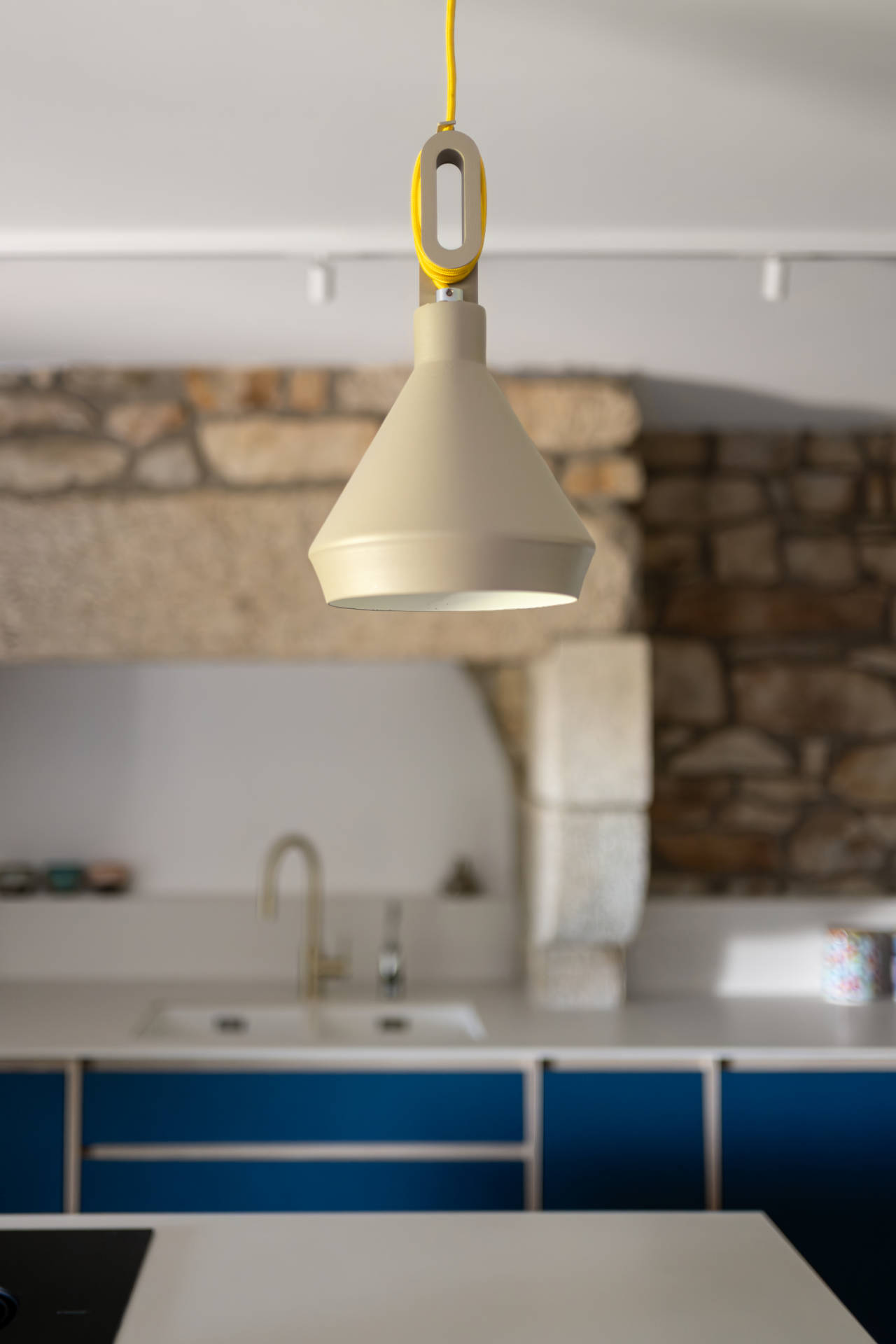 Cuisine contemporaine sur mesure à Guidel – îlot central, banquette intégrée et rénovation intérieure par Anne-Solenn Cherat, décoratrice UFDI dans le Morbihan.