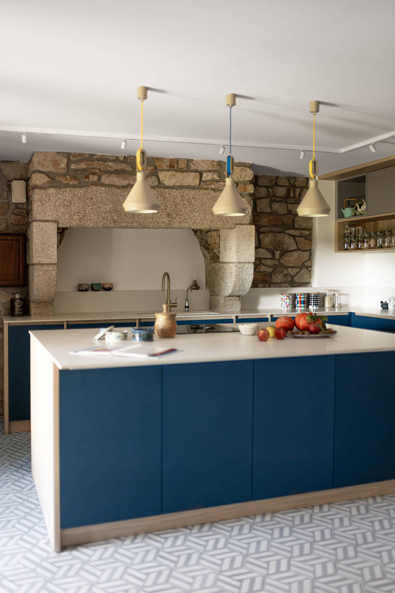 Cuisine contemporaine sur mesure à Guidel – îlot central, banquette intégrée et rénovation intérieure par Anne-Solenn Cherat, décoratrice UFDI dans le Morbihan.
