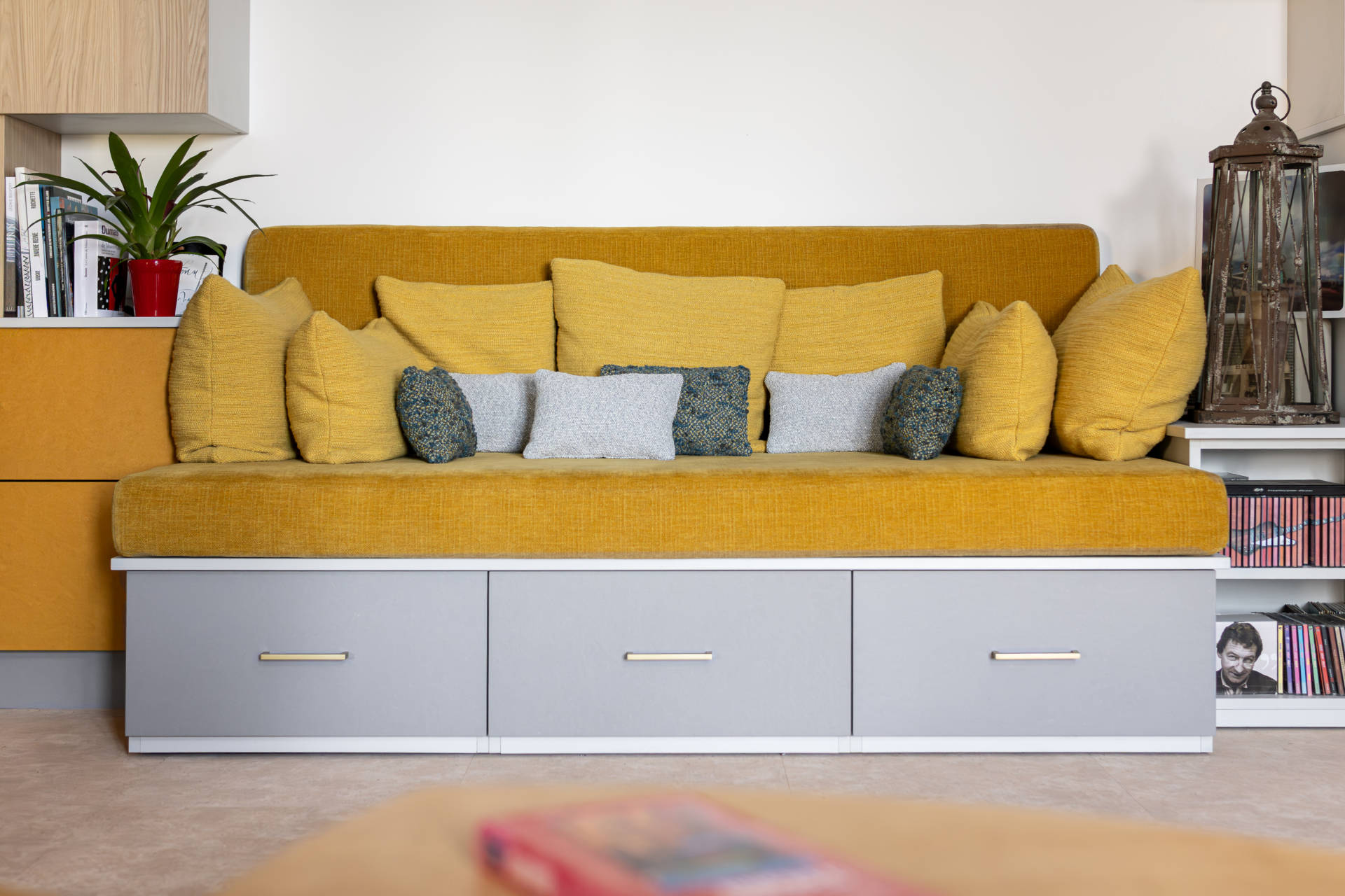 Cuisine contemporaine sur mesure à Guidel – îlot central, banquette intégrée et rénovation intérieure par Anne-Solenn Cherat, décoratrice UFDI dans le Morbihan.