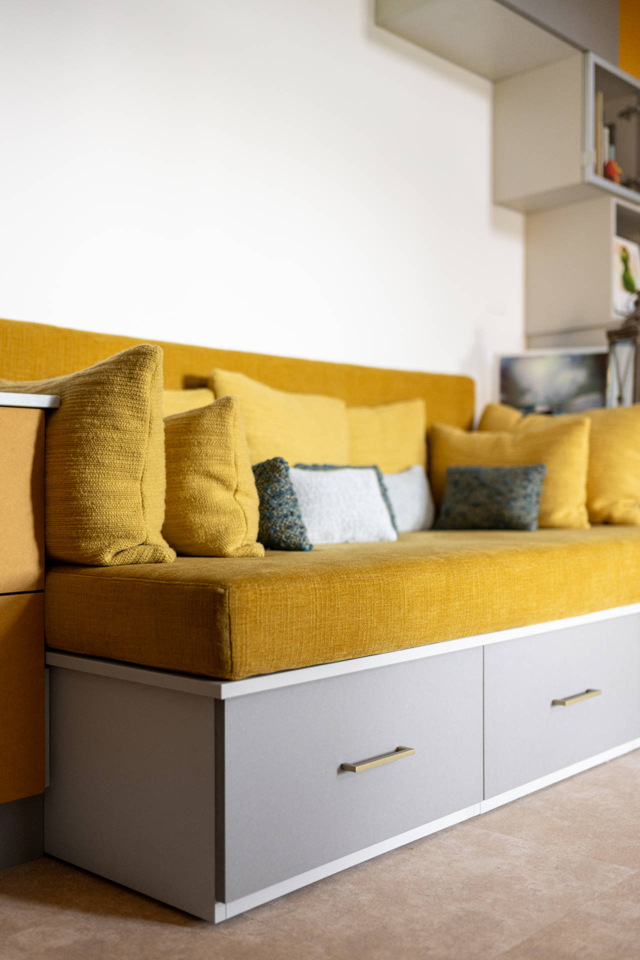 Cuisine contemporaine sur mesure à Guidel – îlot central, banquette intégrée et rénovation intérieure par Anne-Solenn Cherat, décoratrice UFDI dans le Morbihan.