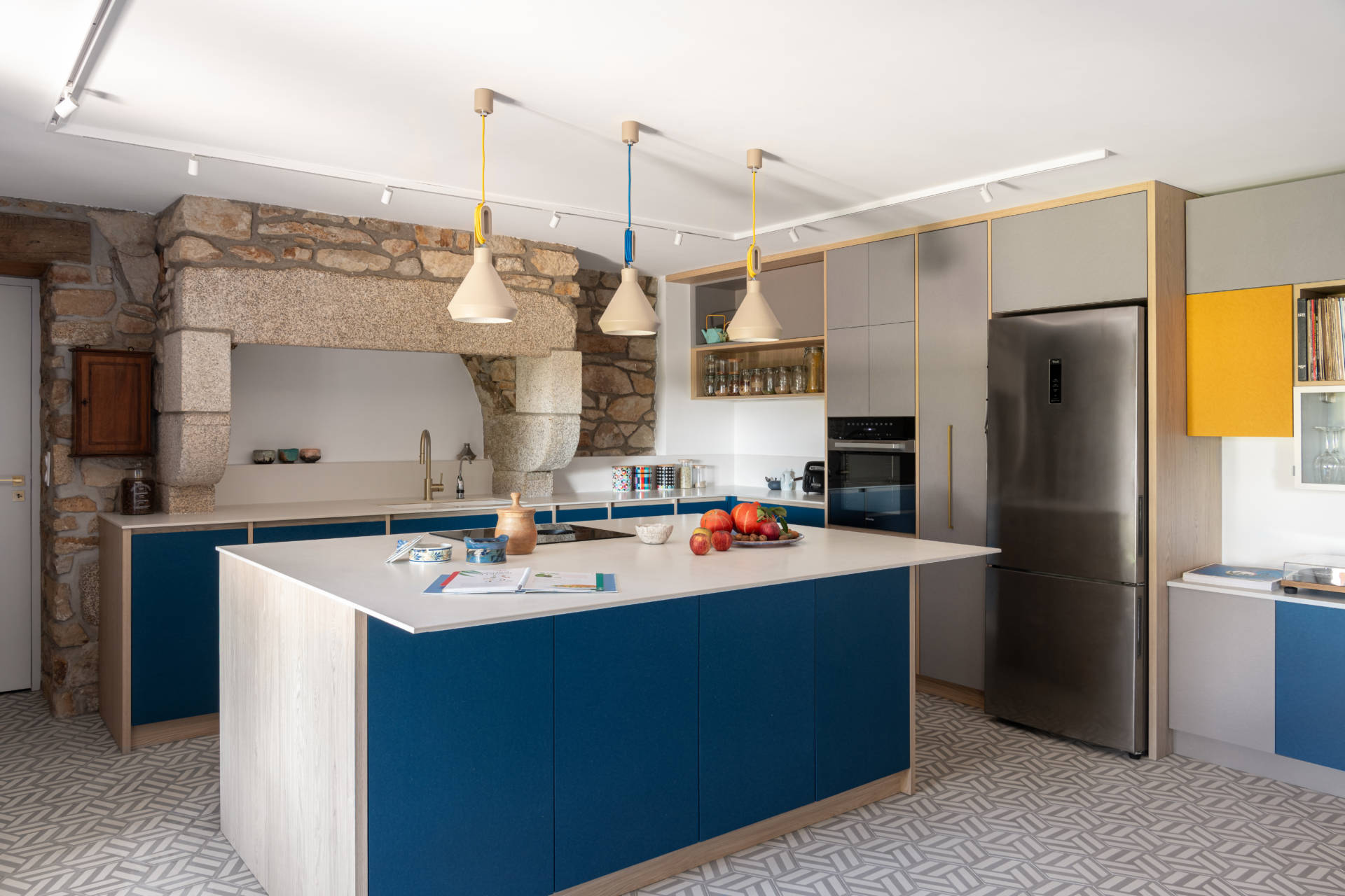 Cuisine contemporaine sur mesure à Guidel – îlot central, banquette intégrée et rénovation intérieure par Anne-Solenn Cherat, décoratrice UFDI dans le Morbihan.